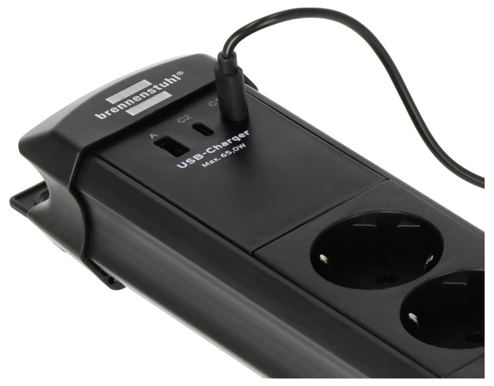 "Večpotni podaljšek z enim USB-C polnilnikom (maks. 5,0 V), priključenim vanj. Na vrhu je vidljiva blagovna znamka.'