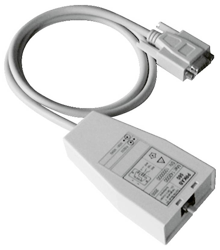 Bel kabel z DB9 priključkom na enem koncu in večjim pravokotnim adapterjem na drugem, opremljen z nalepko s tehničnimi specifikacijami.