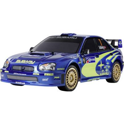 Modro-rumeni rally avto s sponzorskimi logotipi in številko 1 na vetrobranskem steklu. Ima zlata kolesa in aerodinamično obliko.