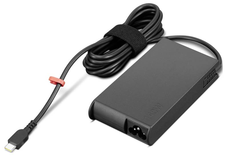 Črni prenosniški napajalnik z vtičem in priključkom USB-C. Črni kabel je lepo zvit in pritrjen z ježkom.