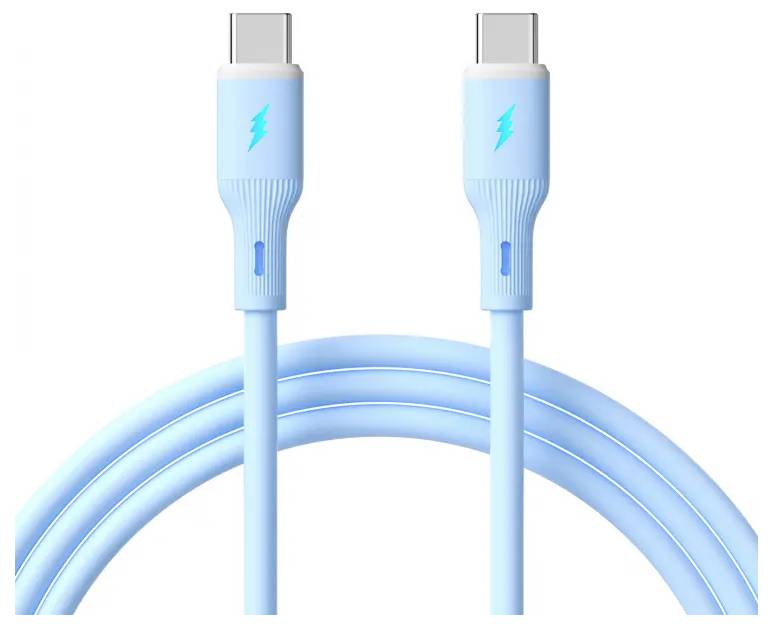 Svetlo moder USB-C kabel z simboli strele na priključkih, lepo zvit, namenjen polnjenju ali prenosu podatkov.