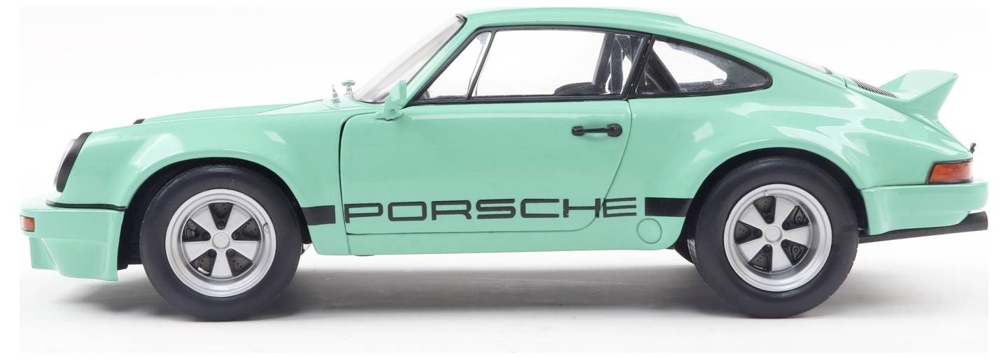 Svetlo zeleni modelček avtomobila, ki na pogled z boka spominja na klasičen Porsche 911, z opaznim logotipom 'Porsche' na strani.