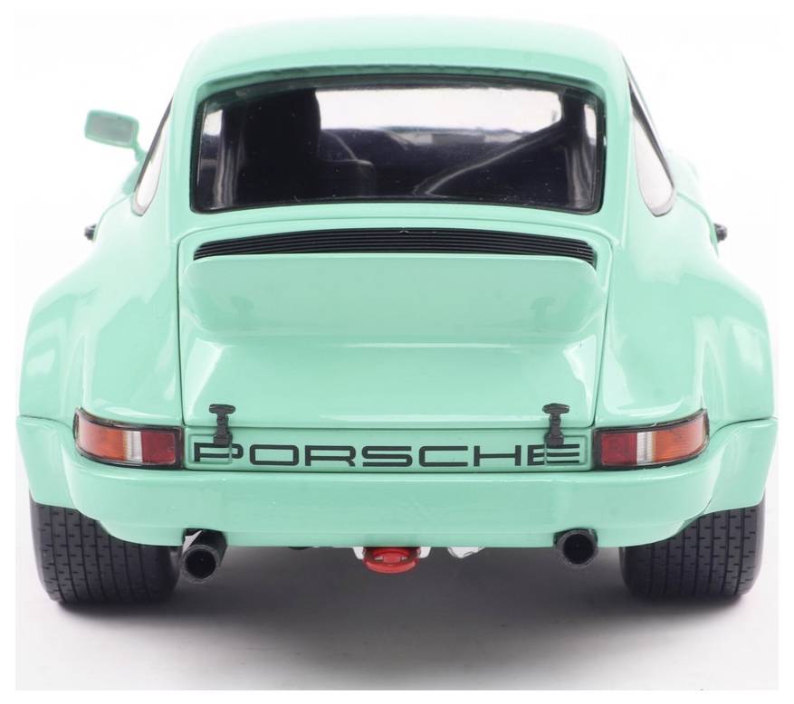 Pogled od zadaj na turkizni vintage avto, ki prikazuje ikonično zasnovo, široke blatne zavesice in dvojne izpušne cevi; logotip 'PORSCHE' je jasno viden.
