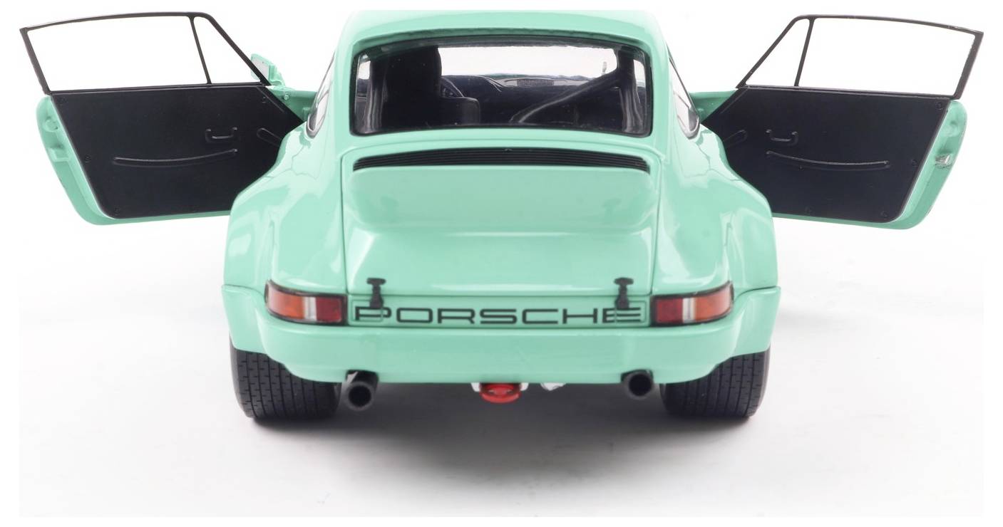 Teal model avtomobil znamke Porsche je viden od zadaj z odprtima obema vratoma, pri čemer je na belem ozadju.