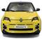 Rumena Renault 5, ki je prikazana od spredaj, z modernimi oblikovalskimi elementi in izstopajočim logotipom Renault na maski.