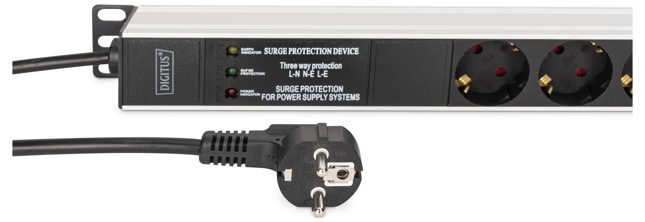 Razdelilnik s zaščito pred napetostnimi sunki, trojno zaščito za L-N, N-PE, L-PE. Vidna črna vtičnica in tri vtičnice, blagovna znamka "Digitus."