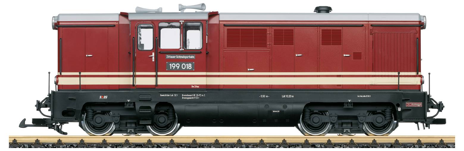 Model rdeče in bež dizel lokomotive z oznako '199 018', razstavljen in prikazujoč podrobno zasnovo in značilnosti na belem ozadju.