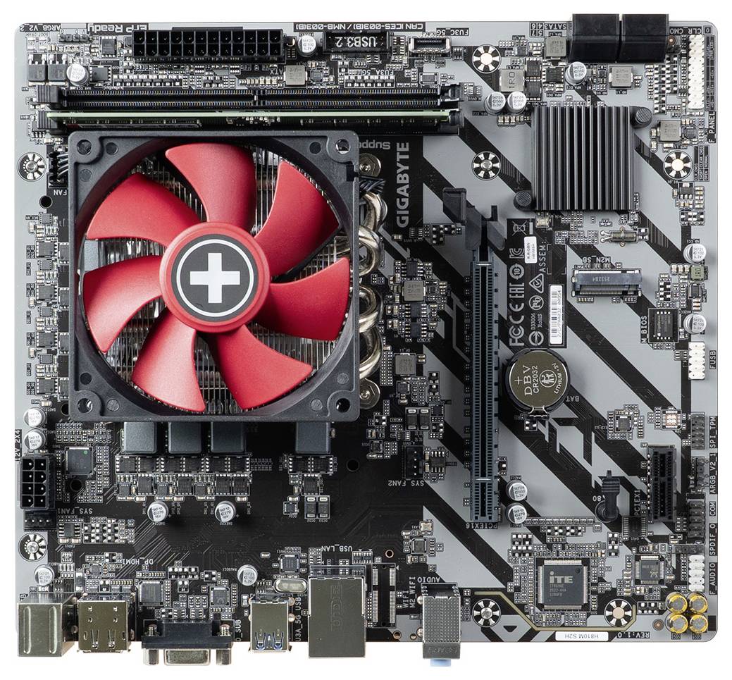 Matična plošča računalnika z rdečim hladilnim ventilatorjem, različnimi komponentami in vidnimi priključki. Na ploščici je natisnjen logotip 'GIGABYTE'.