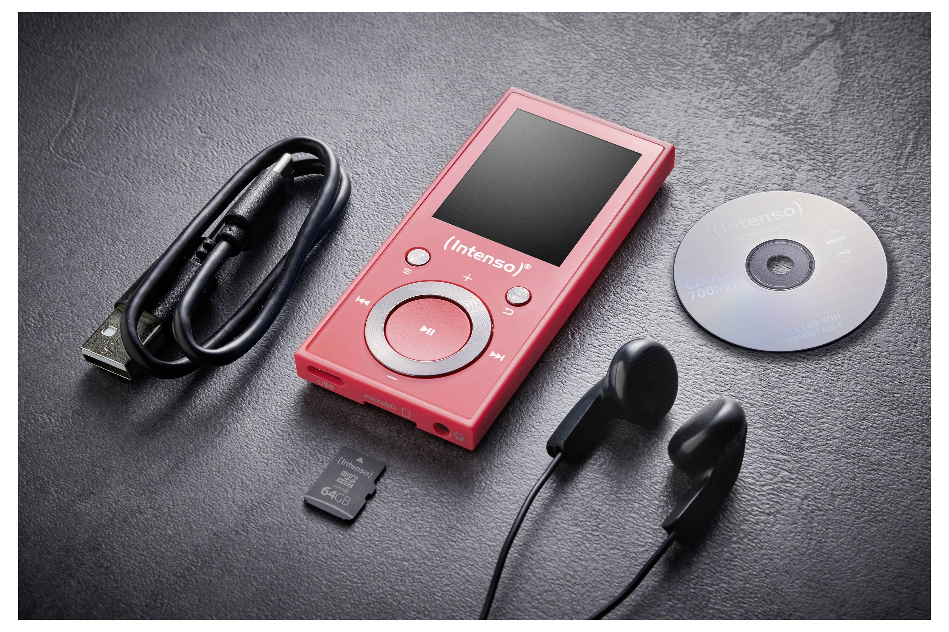 Rdeč MP3 predvajalnik z zaslonom in krožnimi kontrolnimi gumbi; vključuje USB kabel, microSD kartico, slušalke in CD na temni podlagi.