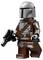 Figurica LEGO, ki je podobna sci-fi liku, v srebrnem čeladu in rjavi opremi, drži črni igrački blaster in stoji pokonci.