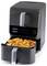 Črn air fryer z digitalnim zaslonom prikazuje 'ODPRI'. Predal friteze je odprt in razkriva serijo pečenih, začinjenih krompirjevih klinov.