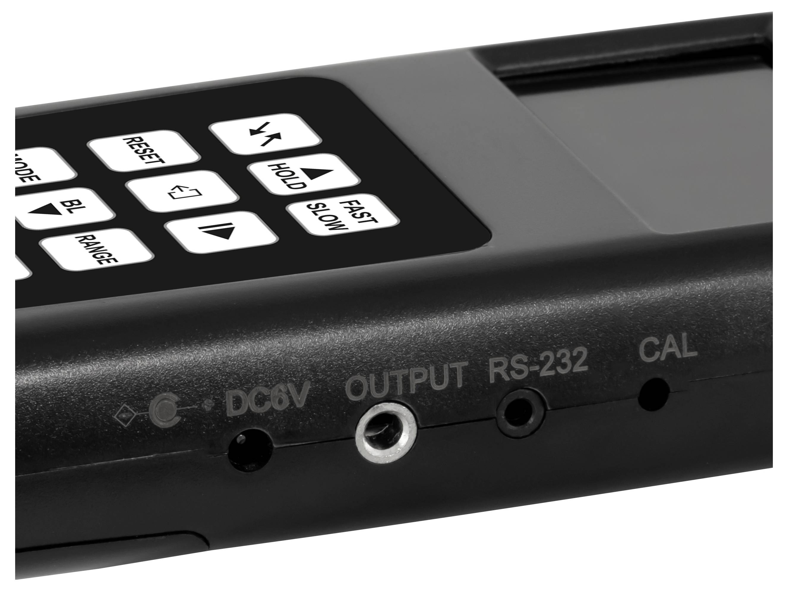 Detaljni pogled na ročno elektronsko napravo s kontrolnimi gumbi in označenimi izhodnimi priključki, vključno s 'DC9V', 'OUTPUT', 'RS-232' in 'CAL'.