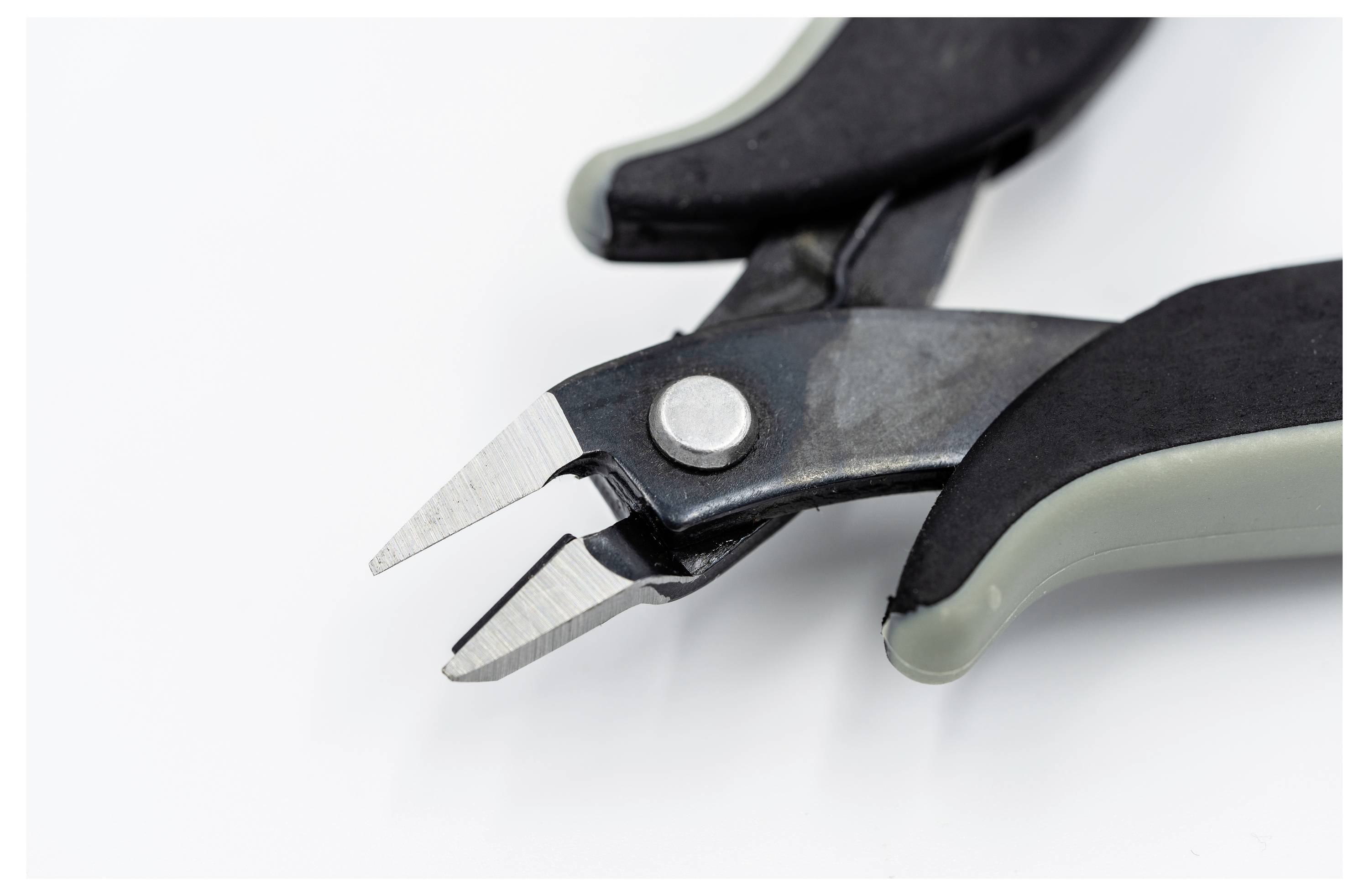 Detaljni pogled na kovinske rezalice za žico s črnimi in sivimi ročaji na belem ozadju, ki prikazuje ostre robove za rezanje žice.
