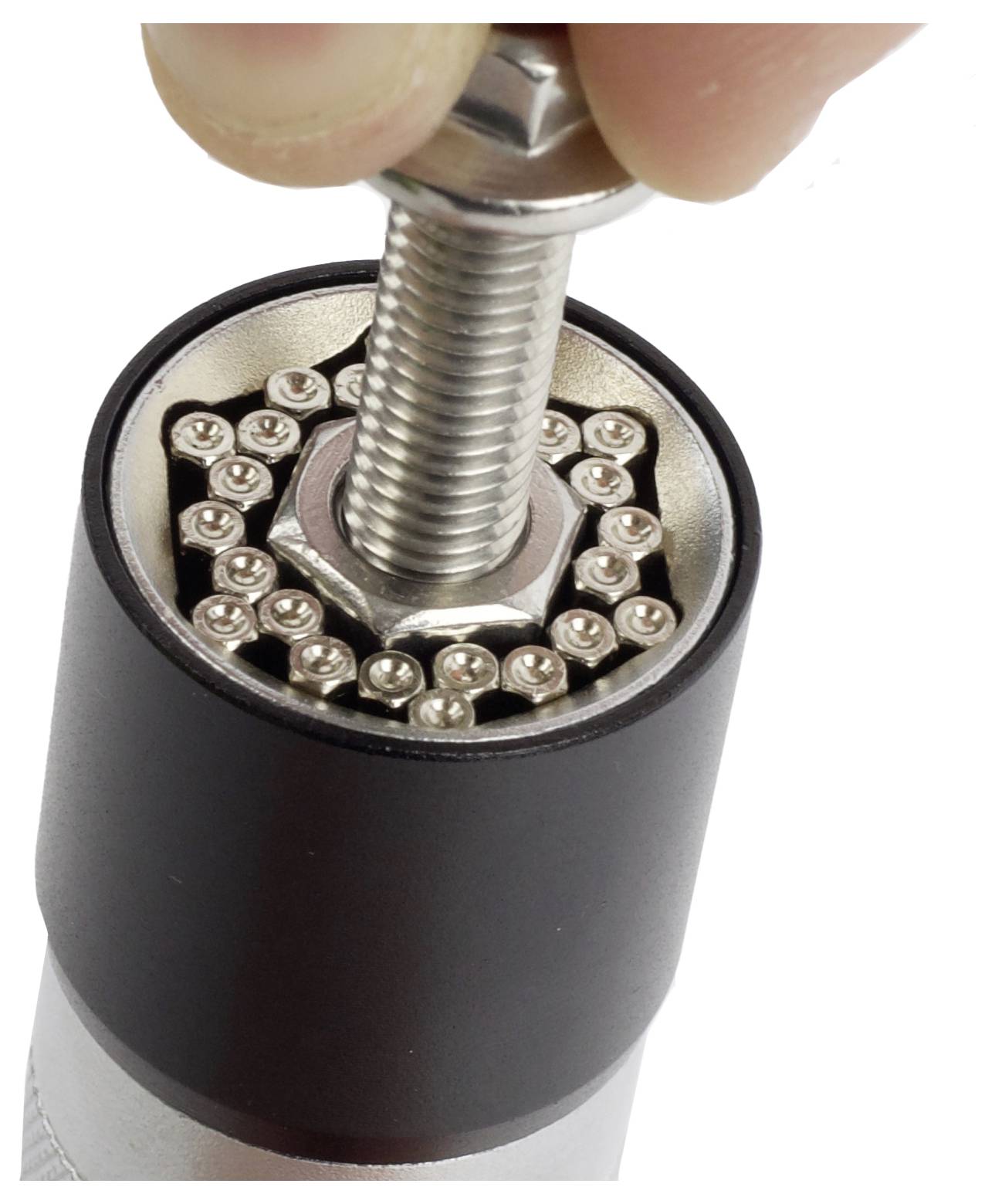 Univerzalno ročno orodje z šesterokotnimi zatiči se prilagaja in hvata velik kovinski vijak, kar dokazuje njegov prilagodljiv mehanizem.