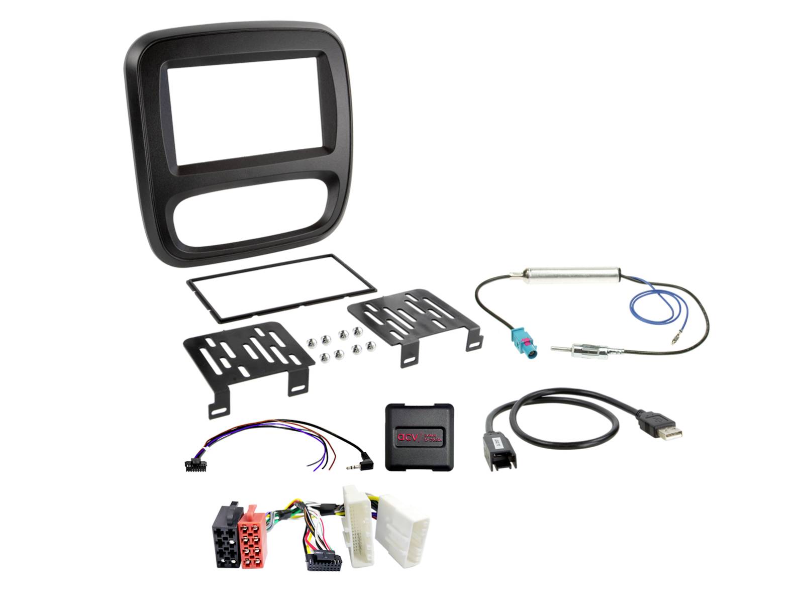 Komplet za namestitev avtomobilskega stereo sistema z dashibno oblogo, pritrdilnimi oklepaji, napajalnimi kablji in USB/adapterskimi kabli, razloženi na belem ozadju.