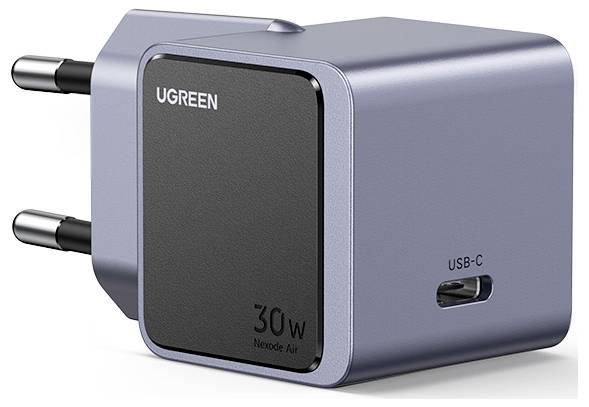 Polnilnik za steno z USB-C priključkom z oznako moči »30w Nexode Air« in dvema kolkoma. Na polnilniku je natisnjena beseda »UGREEN«.