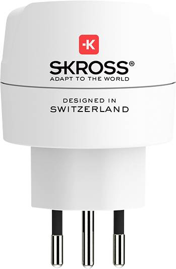 Bel potovalni adapter SKROSS s tremi črnimi zatiči, označen z 'Designed in Switzerland' in 'Adapt to the World'.