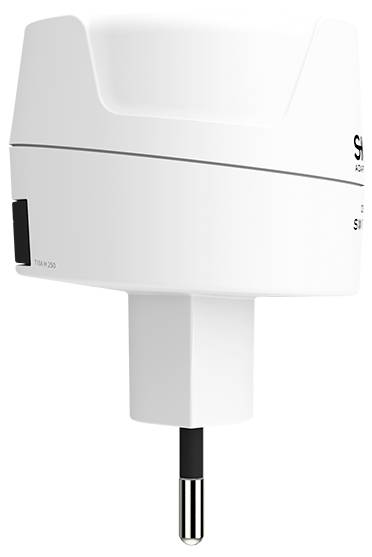 Detaljni pogled na belo, sodobno stensko vtičnico z evropskim dvokontaktnim dizajnom. Ima eleganten, minimalistični videz.