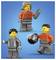Tri figurice Lego: ena drži napravo, druga drži čelado, tretja pa stoji z odprto roko. Vse nosijo rdeče ali sive obleke.