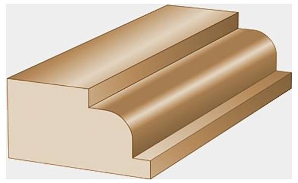 Rjava lesena oblogovalna letev z dekorativnim ukrivljenim profilom, ki prikazuje dve posikatni ravni in ravno osnovo, na belem ozadju.