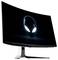 Ukrivljen monitor Alienware za igranje, ki prikazuje osvetljeno logotipo tuje glave na temnem zaslonu.