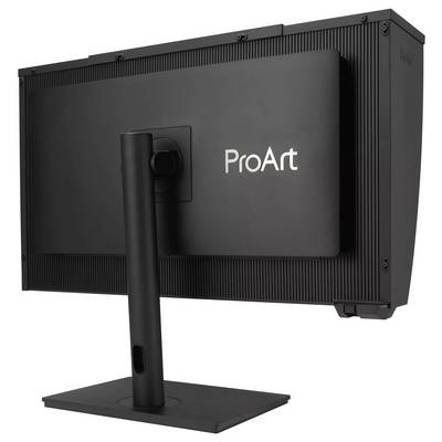 Črn monitor z oznako "ProArt", viden od zadaj, z elegantnim stojalom in rebrastimi detajli na robovih.