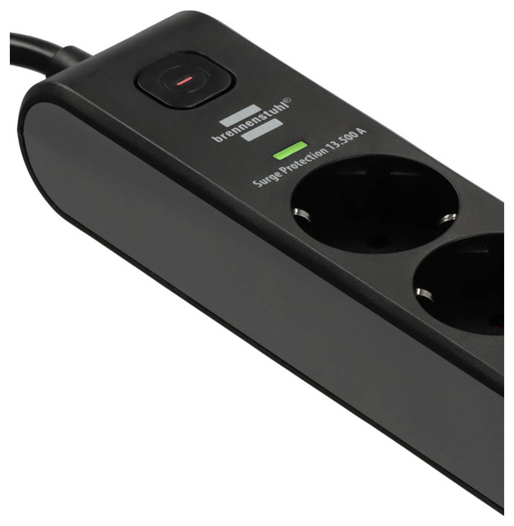 Črni varnostni filter s tremi vtičnicami za električne naprave, osvetljenim stikalom za vklop in zelenonakazovalno lučjo z napisom »Surge Protection 1500 A«.