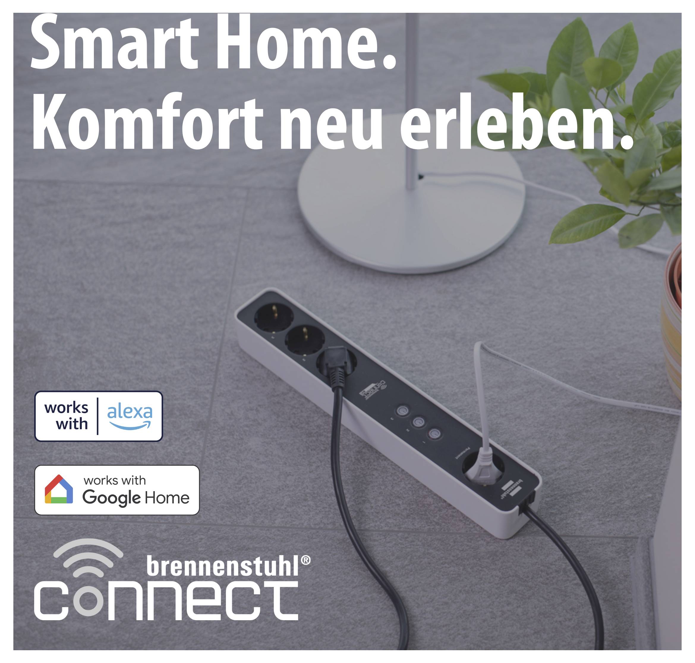 Ogljasna slika za pametno razdelilno utičnico brennenstuhl connect s tekstom »Pametni dom. Ponovno doživeti udobje.«, »kompatibilna z Alexa« in »kompatibilna z Google Home«.