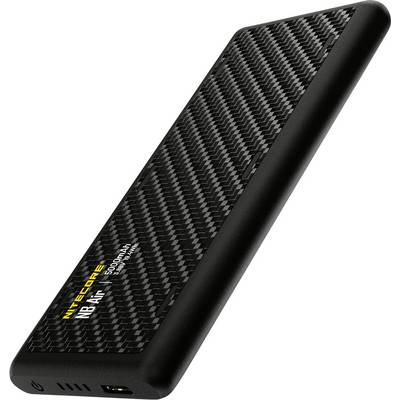 Tanka, črna baterija za polnjenje z vzorcem ogljikovih vlaken in USB vhodom, označena »Nitecore NB10000 5.000mAh«.