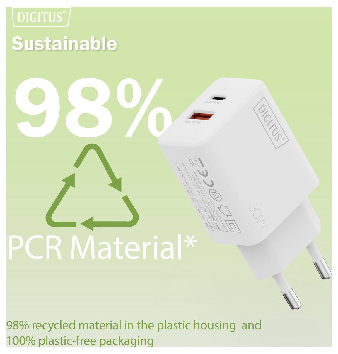 '98% PCR Material' USB polnilnik z enimi vrati USB-C, USB-A, besedilo 'Embalaža brez plastike', bela barva in nalepke trajnostnosti.