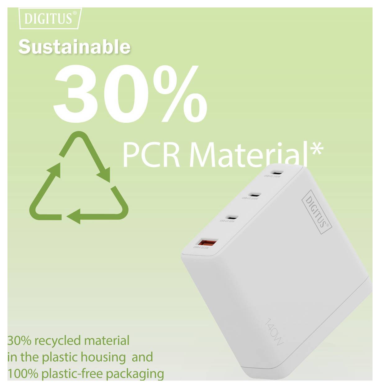 Trajnostni polnilnik iz 30% PCR-ja, prikazan s tremi vrati USB. Besedilo pravi: »30% recikliranega materiala v plastičnem ohišju.«