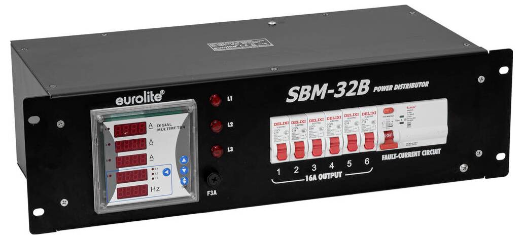 'Eurolite SBM-32B razdeljnik moči' z digitalnim zaslonom, stikali in označenimi izhodi vezij, namenjen upravljanju električne moči.