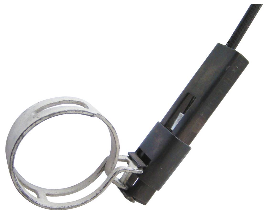 'Komplet za rezanje kovinskih cevi s štirimi različnimi komponentami: okroglo rezalno orodje, cevna ročaj, nosilec in majhen kovinski sponka.'