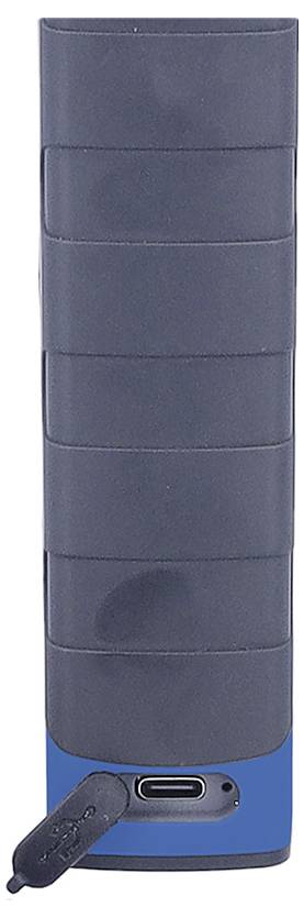 Modra prenosna baterija USB s prožnim pokrovom na vhodu za polnjenje, prikazana v pokončni legi.
