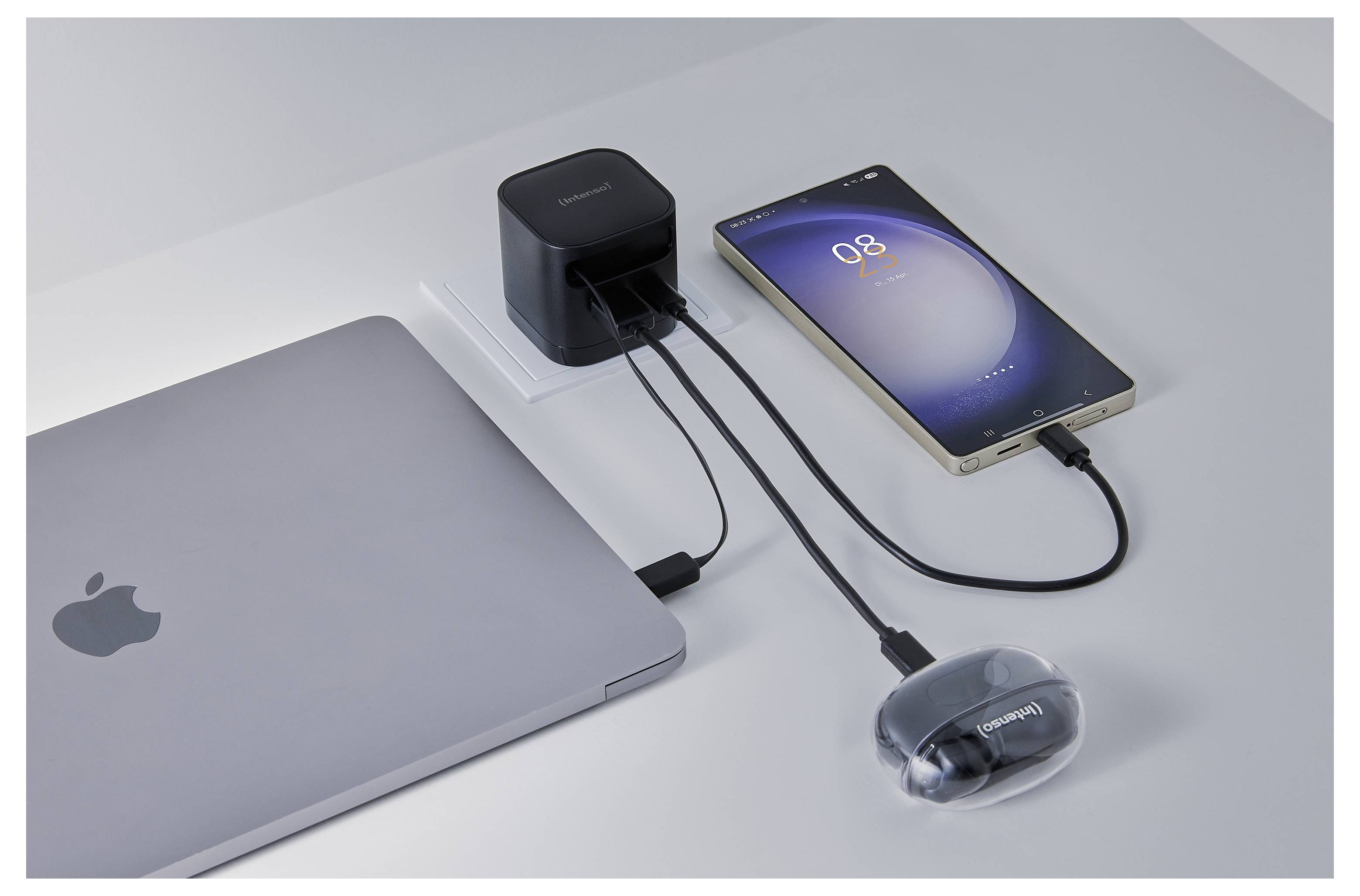 Črni napajalni adapter z USB-C kablom, s katerim sta označena dva priključka "65W USB-C1" in "65W USB-C2", namenjen evropskim vtičnicam.