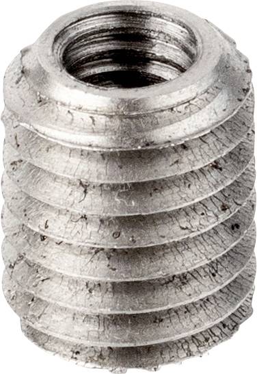 Fotografija detajla kovinske navojne vložke valjaste oblike s spiralnimi utori, ki se uporabljajo za pritrditev vijaka v material.