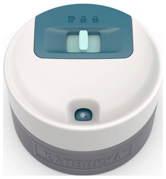 Slika prikazuje pokrovko Kambukka s suvnim zasunom in majhno luknjico za pijačo, zasnovano za neprelitno rabo na steklenicah ali termoskih.