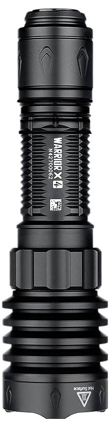 Črna taktična svetilka s tekstuiranim prijemom in izstopajočo lečo. Na strani so vidni znamka in naziv modela.