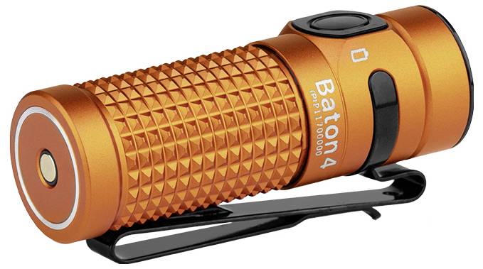 Kompaktna oranžna svetilka s teksturirano ročajem in stranskim sponko, označena z »Baton 4«.