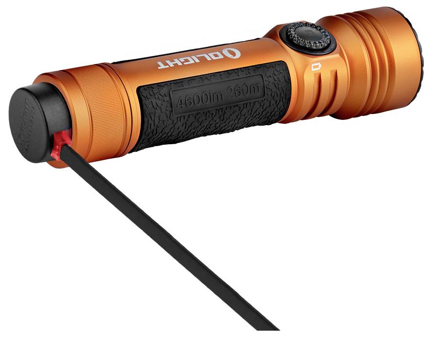 Oranžna svetilka Olight, ki leži na boku z strukturirano ročajem, pri kateri je priključen polnilni kabel.