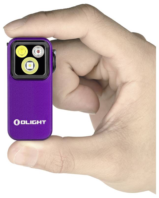 Roka drži majhno, vijolično svetilko. Svetilka ima dve luči in marko »Olight«, vidno na njenem boku.