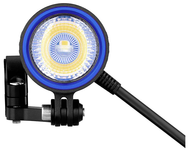 Detaljni pogled na okroglo LED kolesarsko sprednjo svetilko z modrim obročem in črnim pritrdilnim oklepajem, ki poudarja njen sodoben dizajn in prilagodljiv kot.