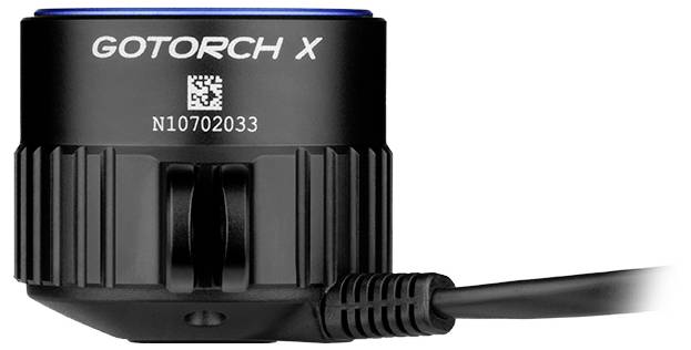 Črna naprava »GOTorch X« s priloženim kablom, na strani pa ima QR kodo in serijsko številko »N10702033«.