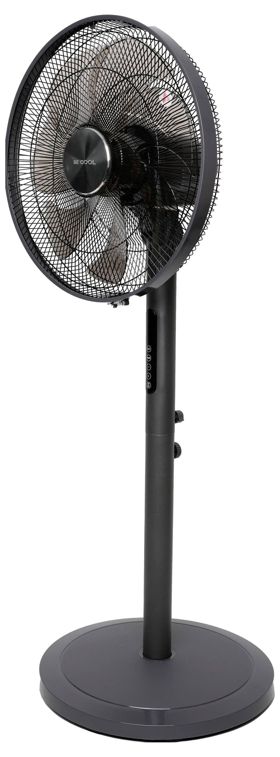 Črni pedestal ventilator s kovinsko mrežasto zaščito, prilagodljivo višino in gumbi za upravljanje na stojalu. Lopatice so vidne skozi mrežo.