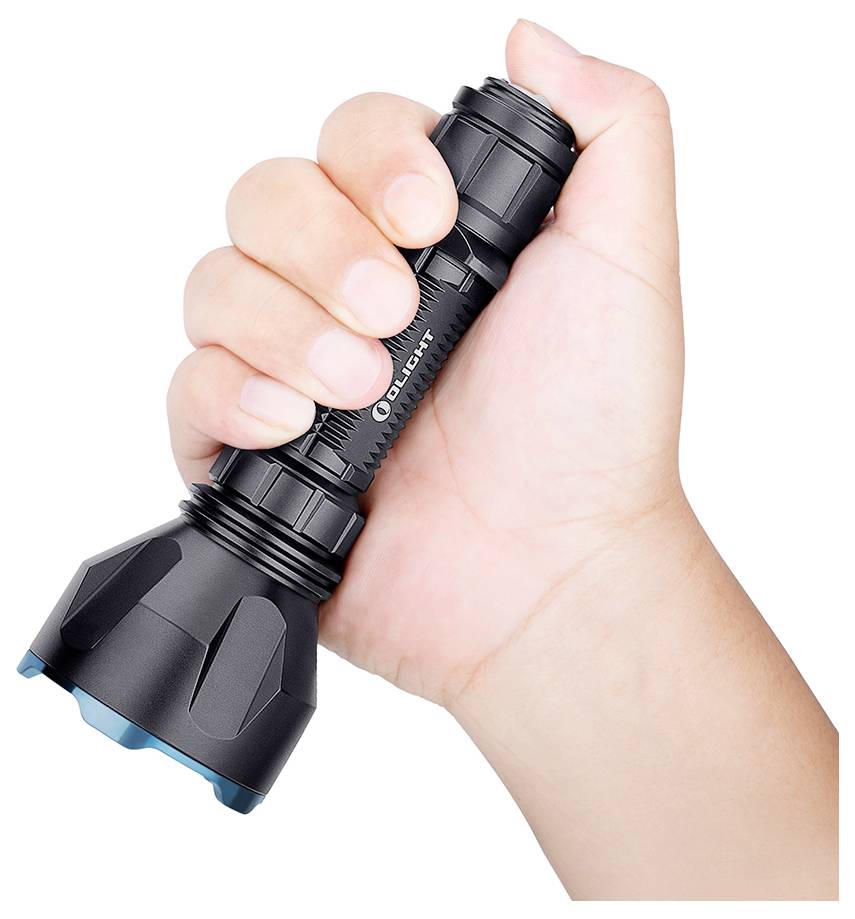 Roka, ki drži črno svetilko s svetlobno lečo s plavomodrim odtenkom, ki prikazuje njen kompakten in ergonomski dizajn.