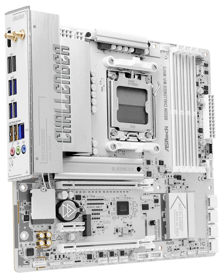 Bela matična plošča ASRock Challenger z vtičem za Intel procesor, režami za RAM, režami PCIe, vrati za I/O na zadnji strani in priključki za M.2/shranjevanje.