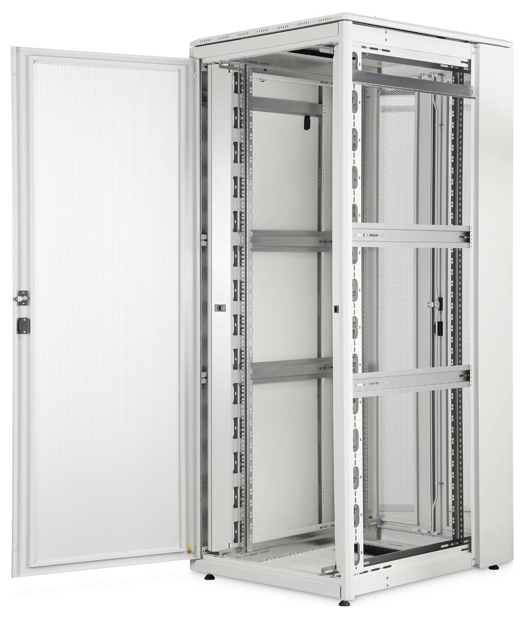 Visok, odprt kovinast stojalo za strežnike z odprtimi vrati, ki prikazuje notranje police in tirnice za montažo opreme, na belem ozadju.