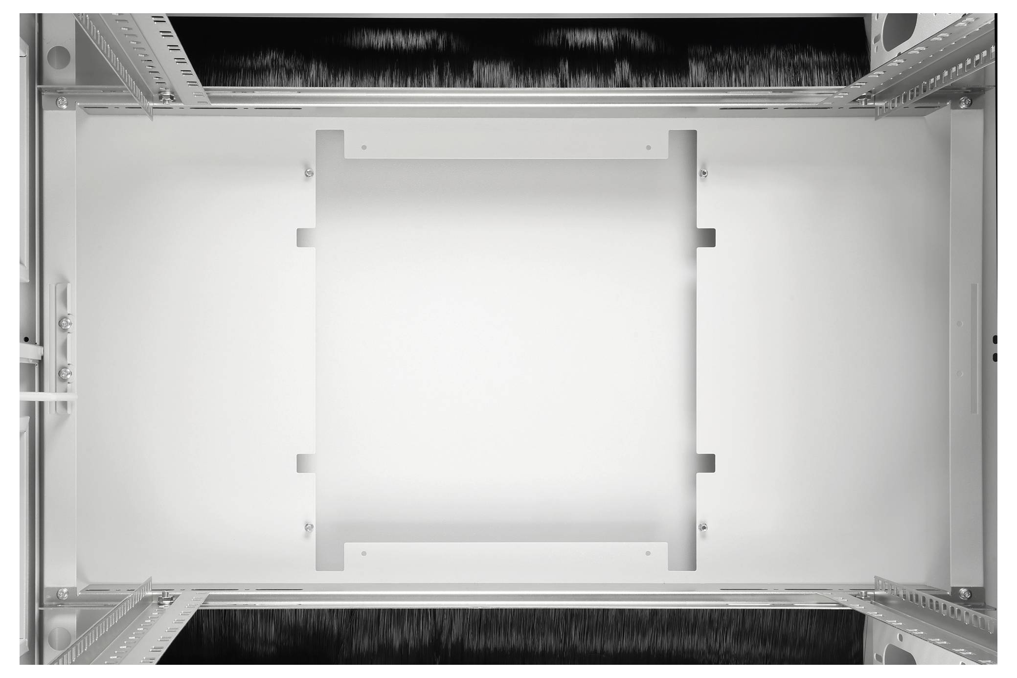 »Pogled od zgoraj na prazno, odprto stojalo za strežnike s kovinskimi tirnicami na straneh in belo zadnjo ploščo, kar nakazuje na pripravljeno prostor za namestitev opreme.«