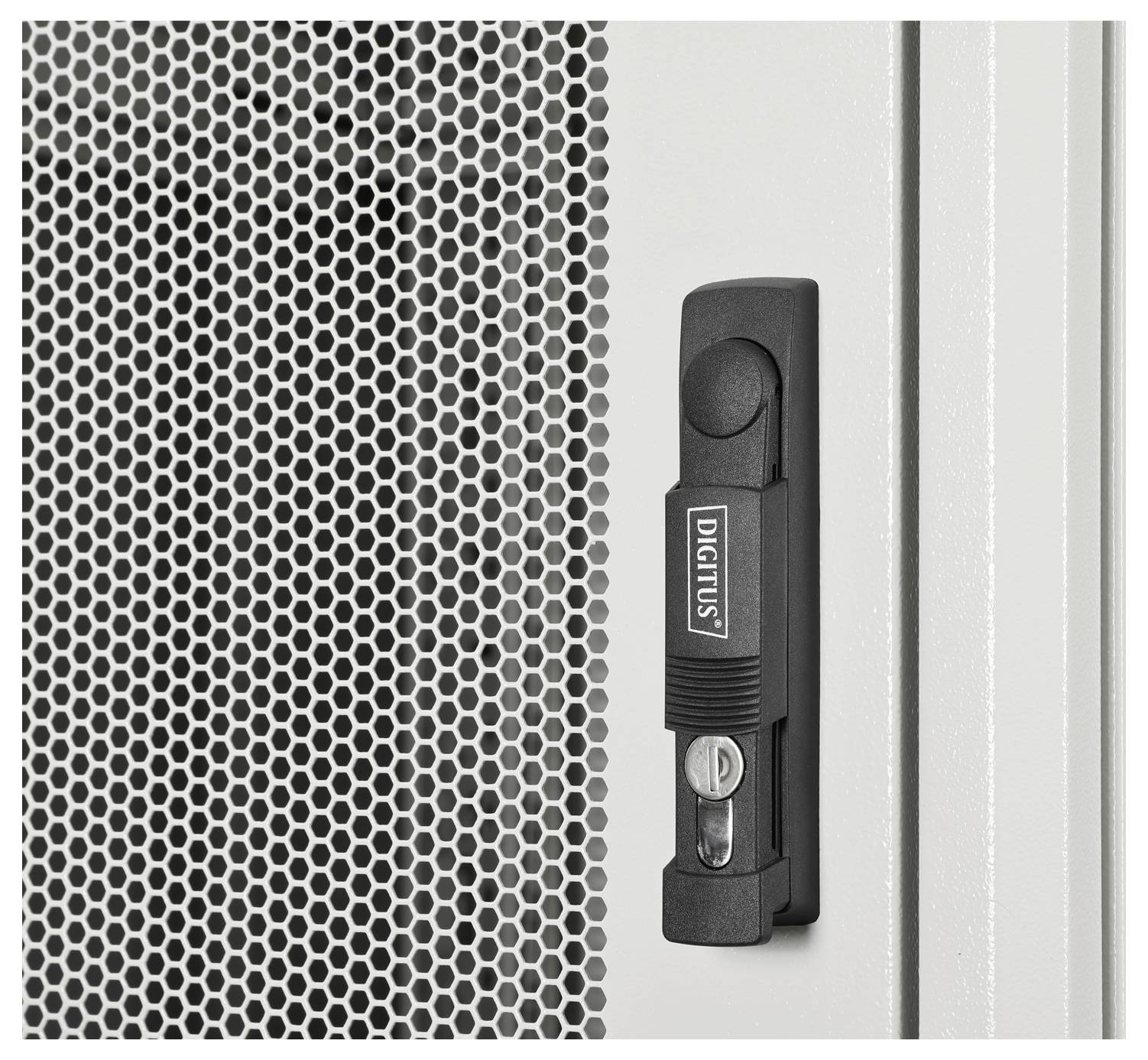 Fotografija v prvem planu črnega ročaja na teksturirani sivi kovinski površini, s majhno ključavnico na dnu in besedilom 'DICTUS' na ročaju.