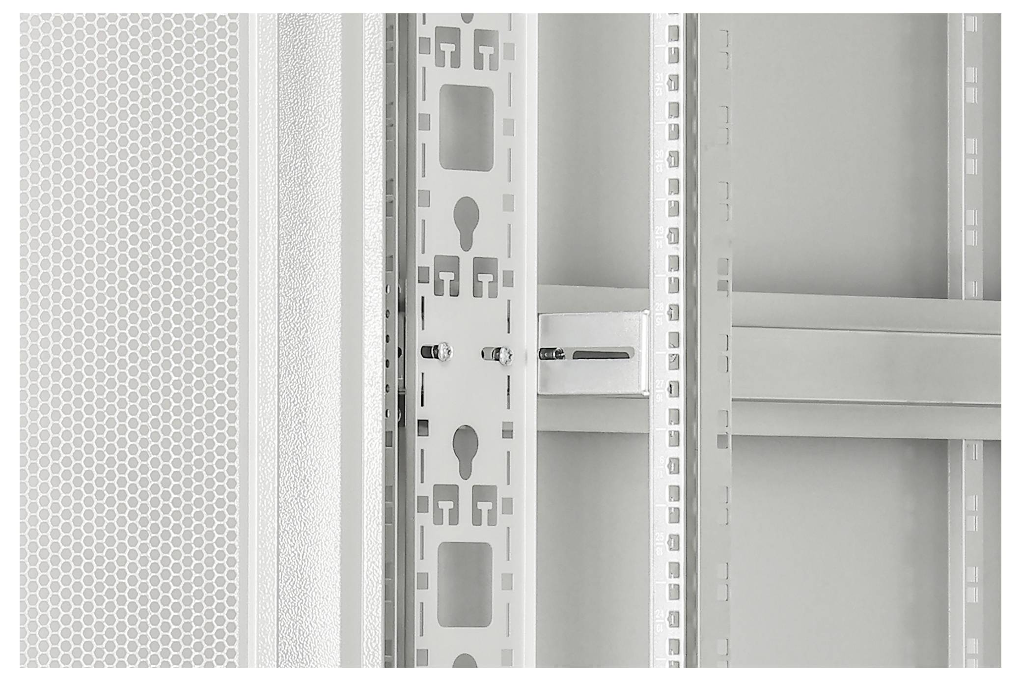 Detaljni pogled na kovinsko stojalo ali omaro za strežnike z izpostavljenimi navpičnimi tirnicami in perforiranimi ploščami, verjetno za namestitev elektronske opreme.